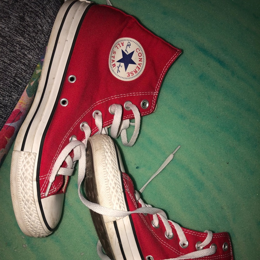 red high top converse!! ❤️